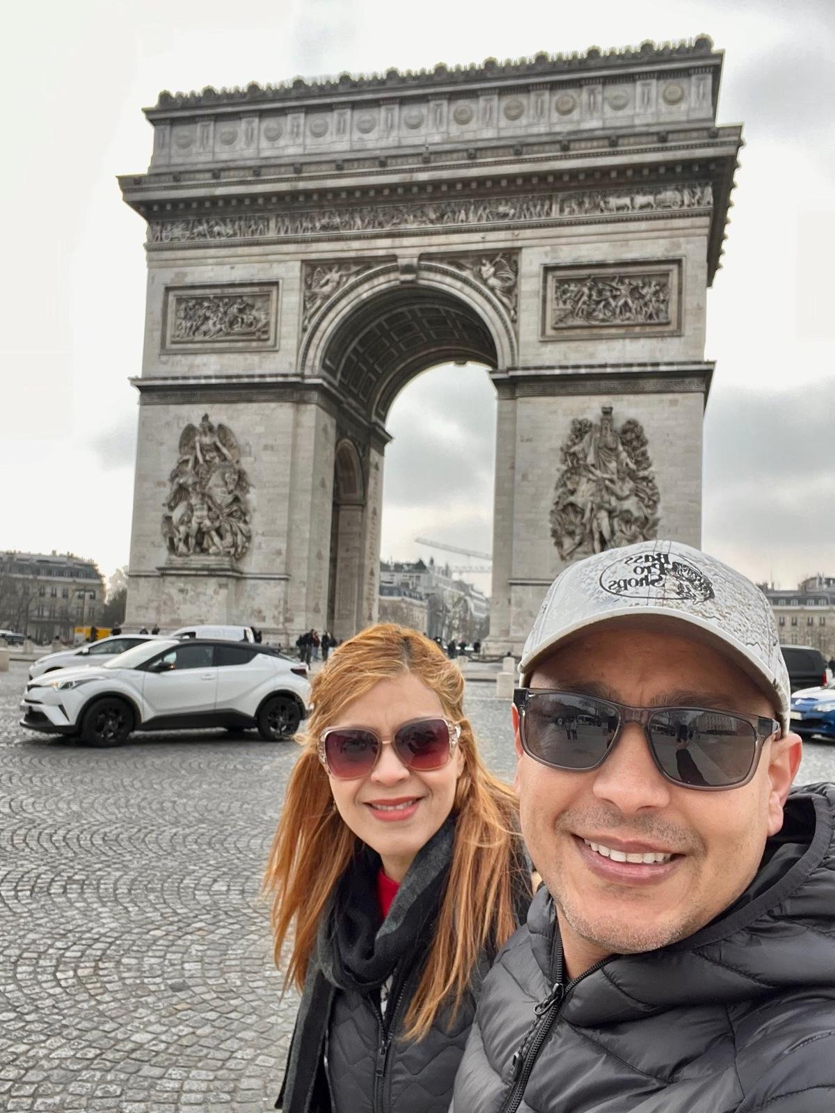 Rafael along his wife and behind the arc of triumph in France